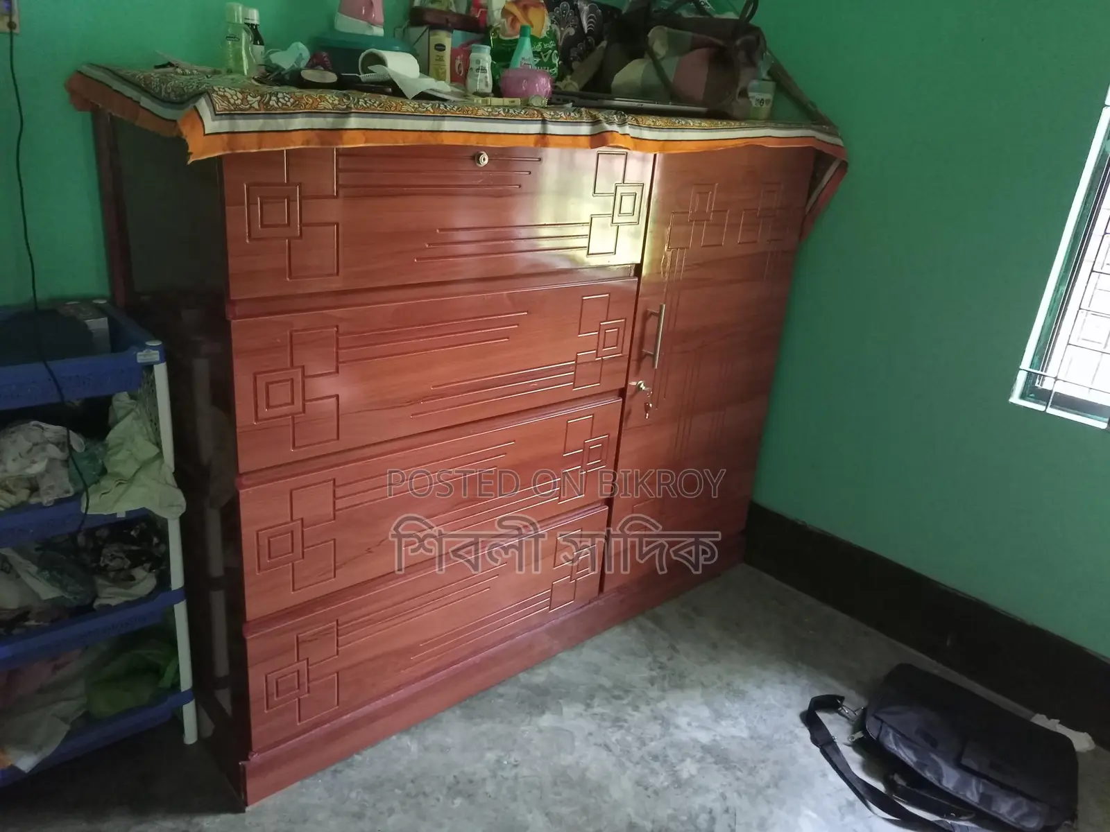 ব্যবহৃত ওয়ারড্রব
