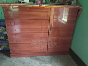 ব্যবহৃত ওয়ারড্রব