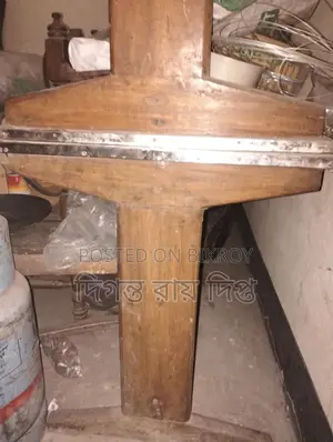 কাঠের চেয়ার ও হোটেল টেবিল বিক্রি করা হবে