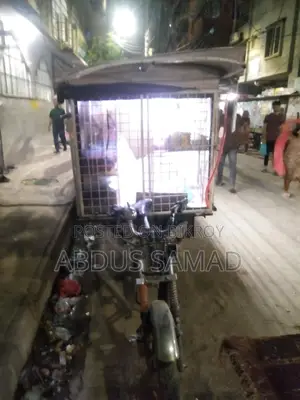 __তিন চাকার কাপড় বিক্রির ভ্রাম্যমান গাড়ি।