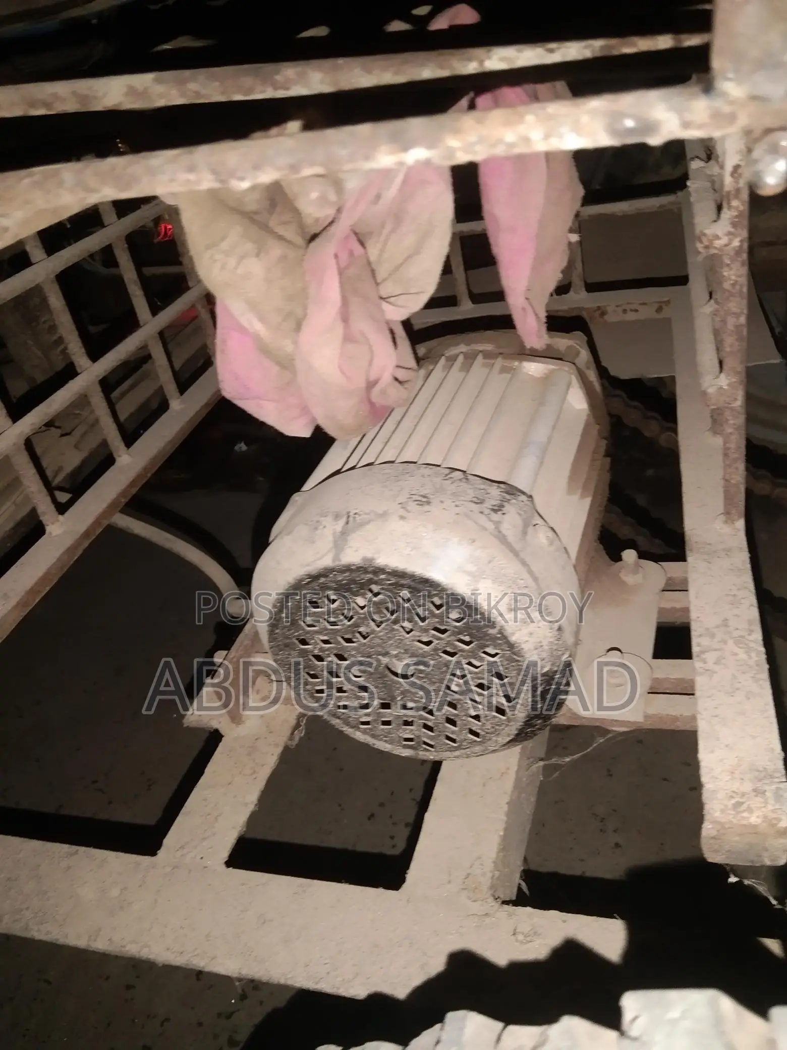 __তিন চাকার কাপড় বিক্রির ভ্রাম্যমান গাড়ি।
