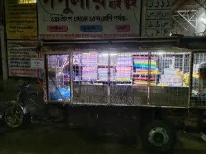 __তিন চাকার কাপড় বিক্রির ভ্রাম্যমান গাড়ি।
