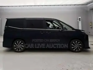Toyota Voxy hybrid 2022