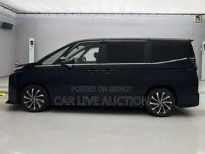 Toyota Voxy hybrid 2022