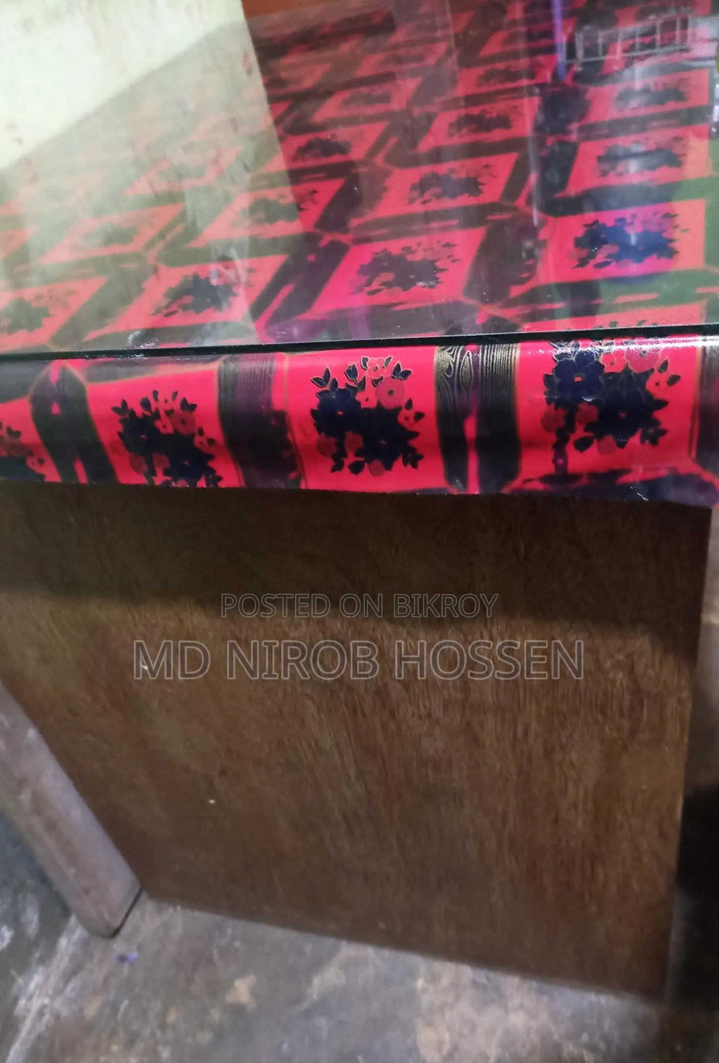 একটি টেবিল বিক্রি করা হবে