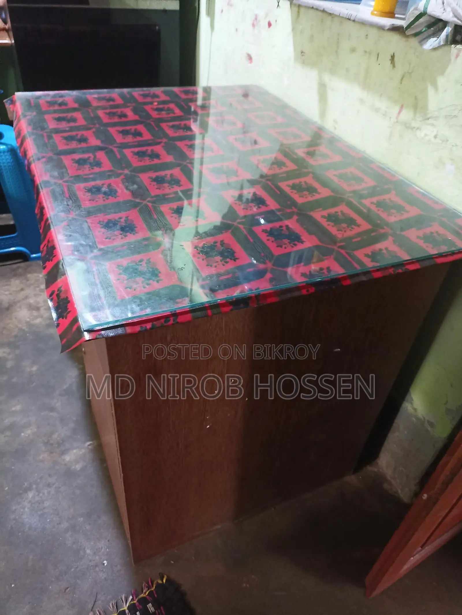 একটি টেবিল বিক্রি করা হবে