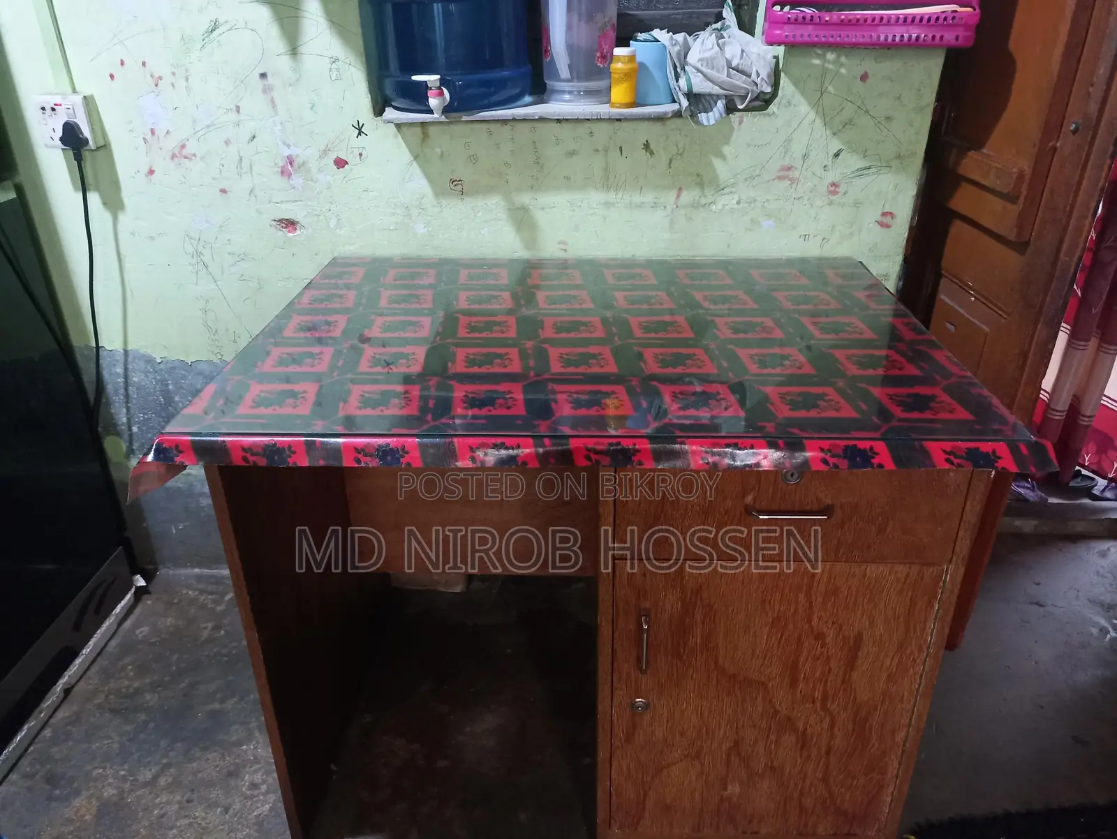 একটি টেবিল বিক্রি করা হবে