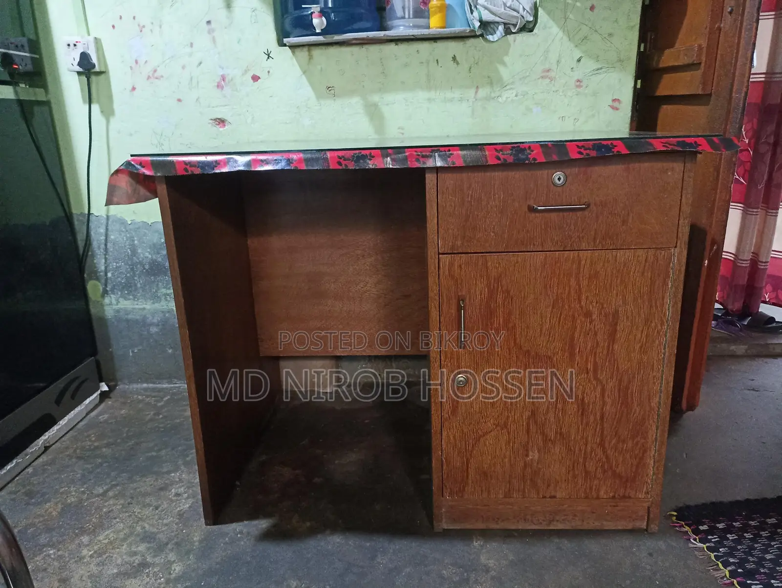 একটি টেবিল বিক্রি করা হবে
