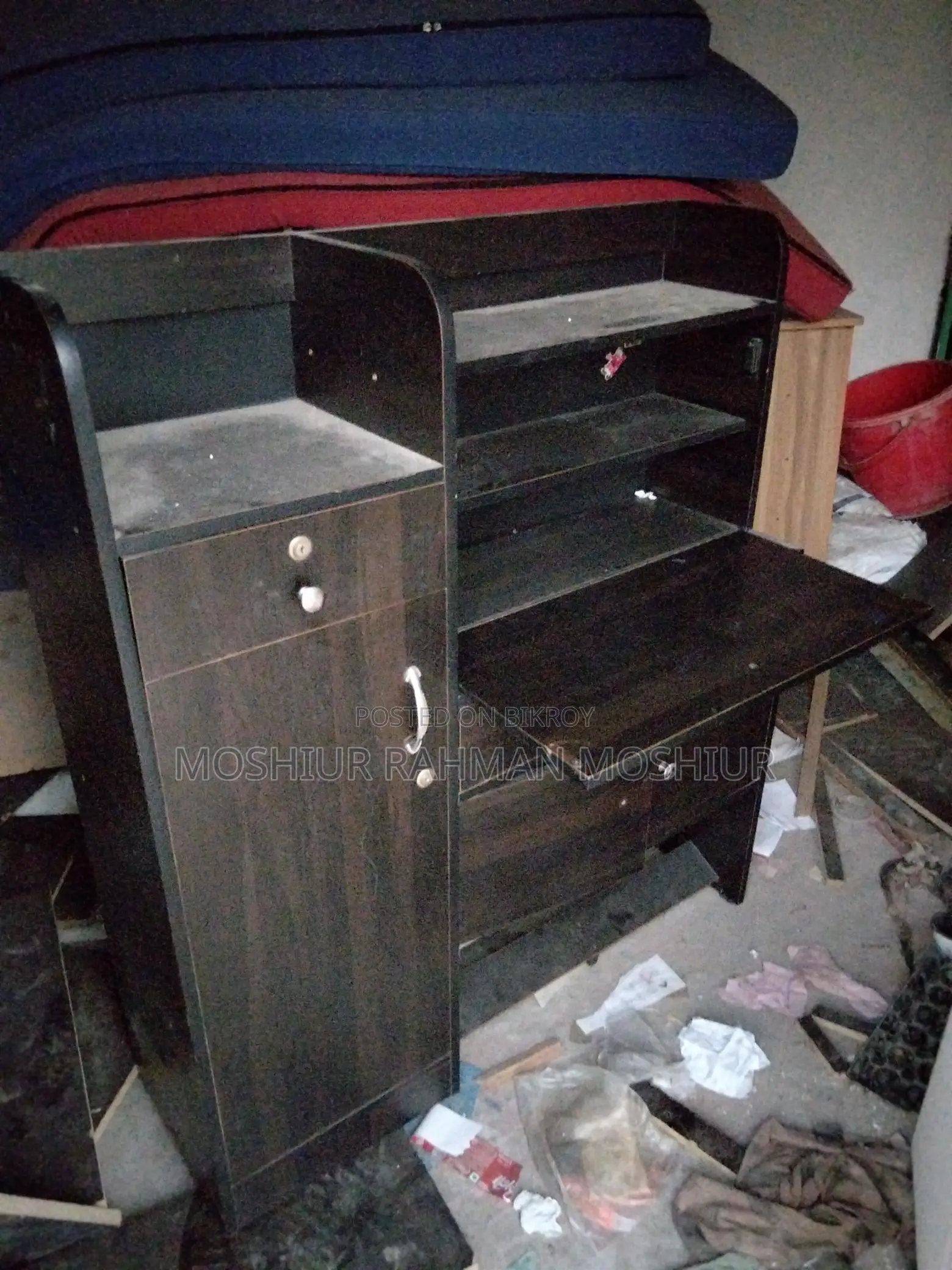 খুবই ভালো মানের একটা টেবিল ও অনেক কিছু রাখা যাবে