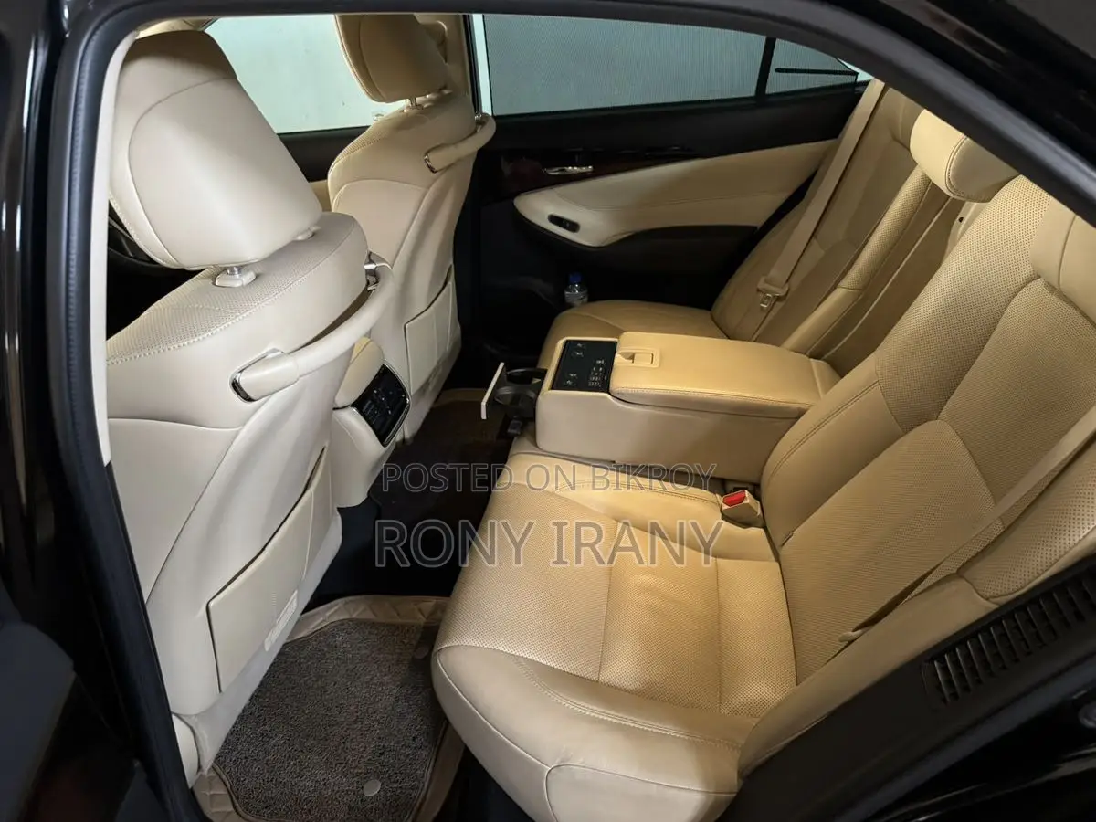 Toyota Crown 2016 Black