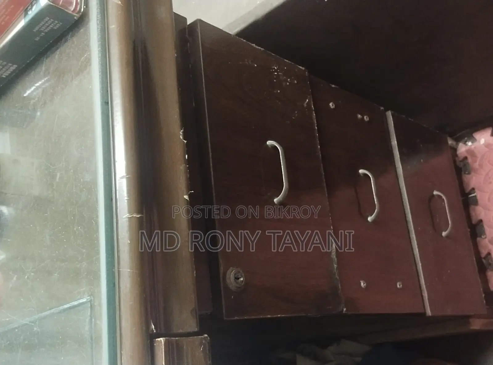 বস টেবিল মোটামুটি ভাল