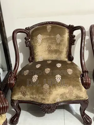 এন্ট্রিক কিন্তু সদ্য নতুন ভাবে রিপেয়ার করা সোফাসেট