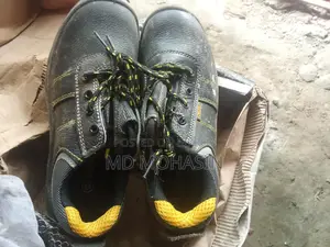সেফটি সু বা জুতা।