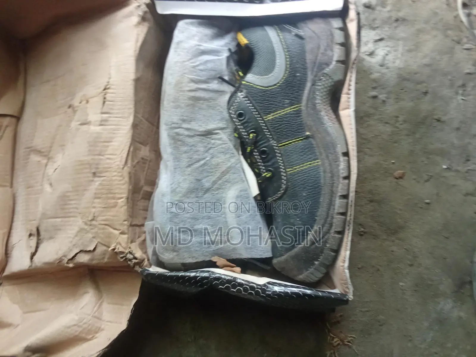 সেফটি সু বা জুতা।