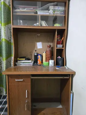 ব্যবহৃত কিন্তু ফ্রেশ কন্ডিশন পড়ার টেবিল
