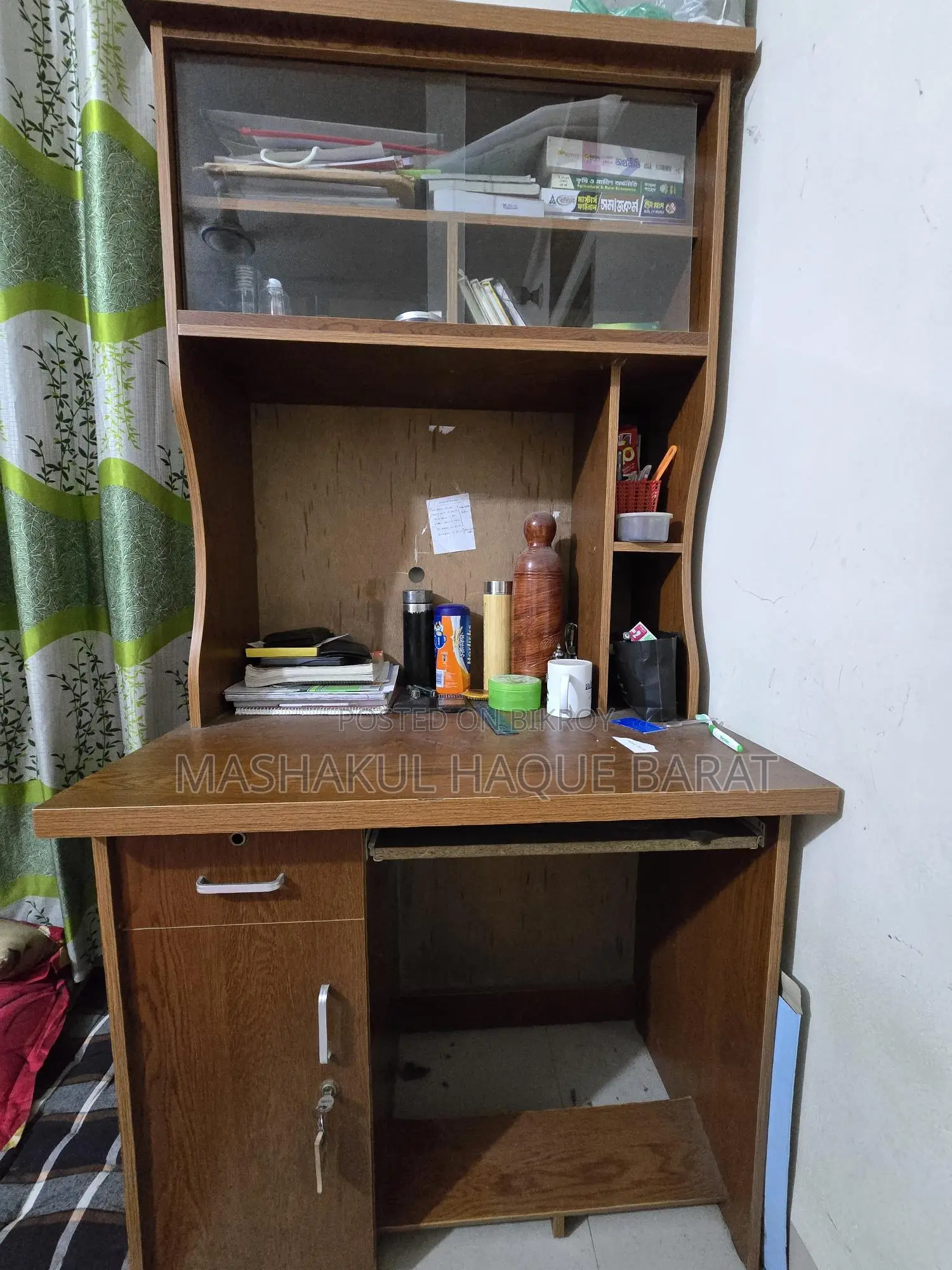 ব্যবহৃত কিন্তু ফ্রেশ কন্ডিশন পড়ার টেবিল