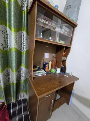 ব্যবহৃত কিন্তু ফ্রেশ কন্ডিশন পড়ার টেবিল