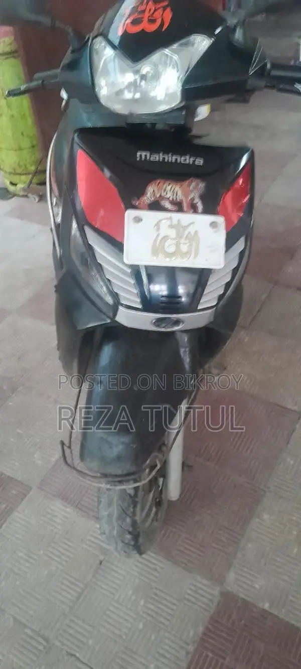 Mahindra Gusto 2017 Black