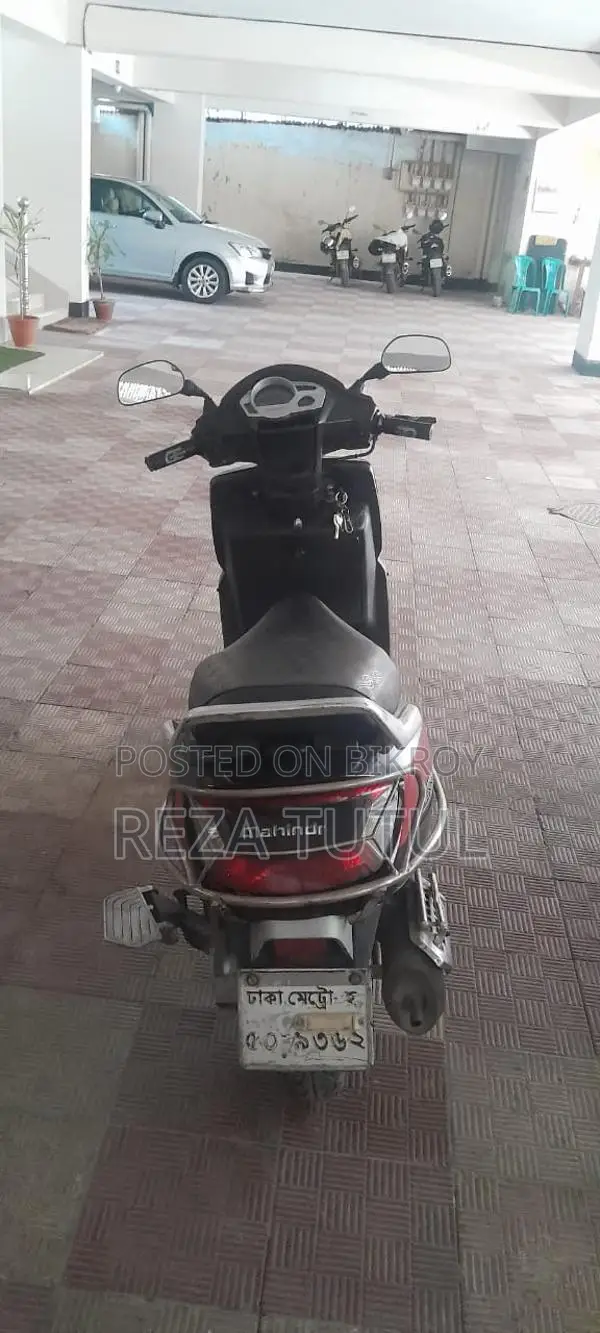 Mahindra Gusto 2017 Black