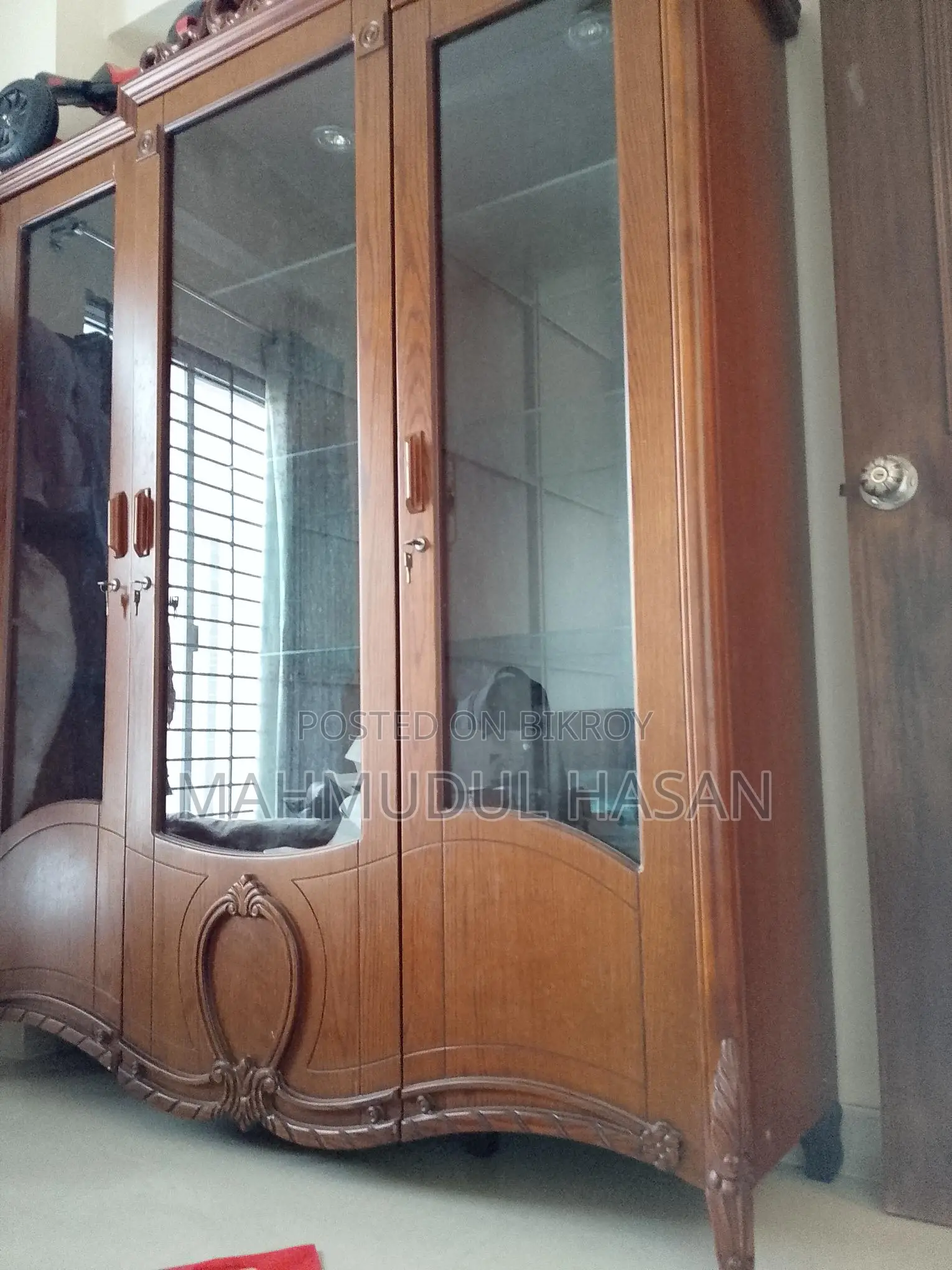 একটি শোকেস বিক্রি হবে।