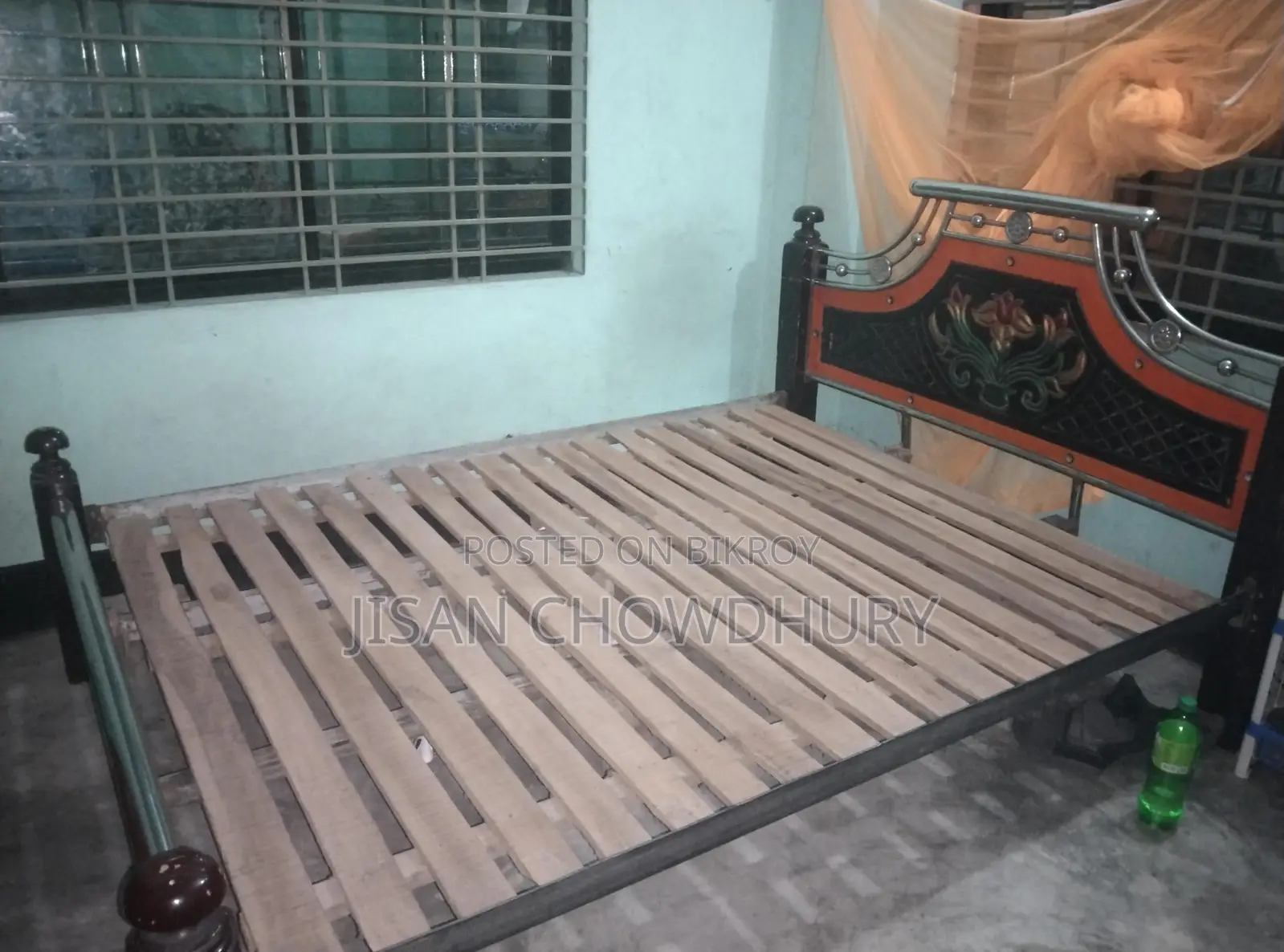 The bed is still in excellent condition
