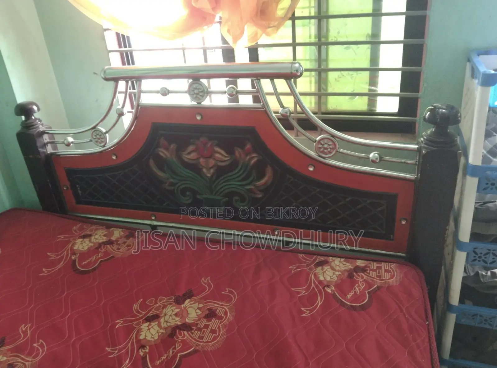 The bed is still in excellent condition