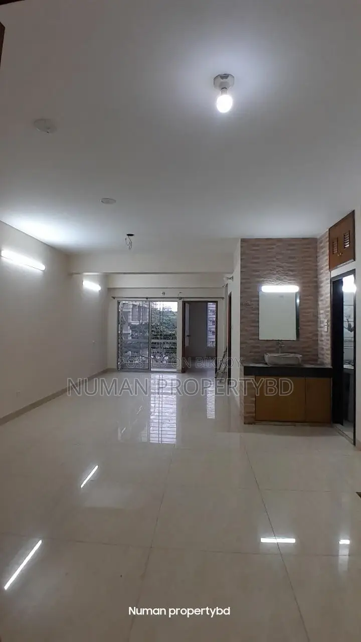 1800 sq ft 3 bedroom new luxurious semi-furnished flat for rent