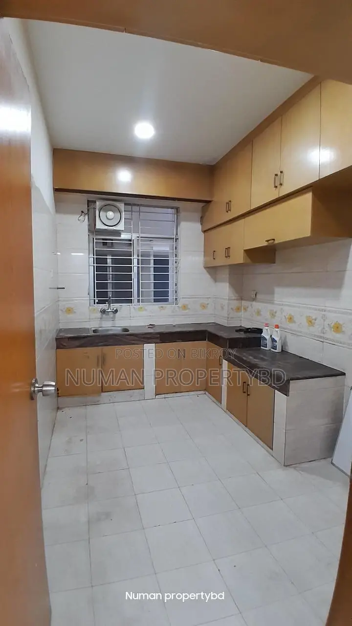 1800 sq ft 3 bedroom new luxurious semi-furnished flat for rent