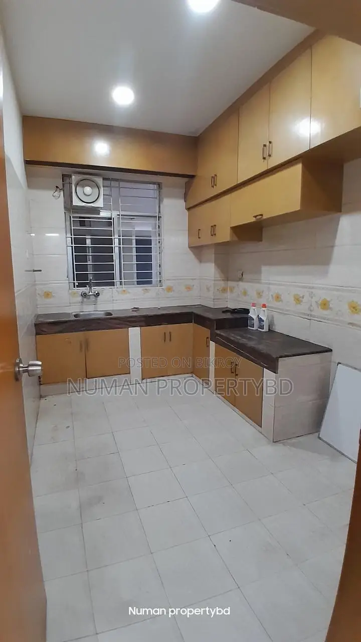 1800 sq ft 3 bedroom new luxurious semi-furnished flat for rent