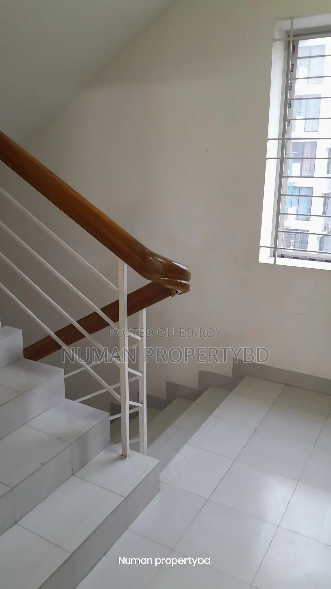 1800 sq ft 3 bedroom new luxurious semi-furnished flat for rent