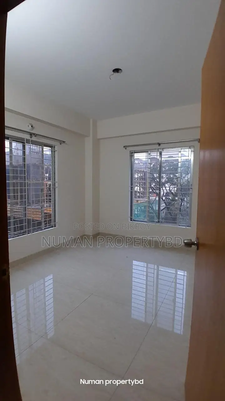 1800 sq ft 3 bedroom new luxurious semi-furnished flat for rent