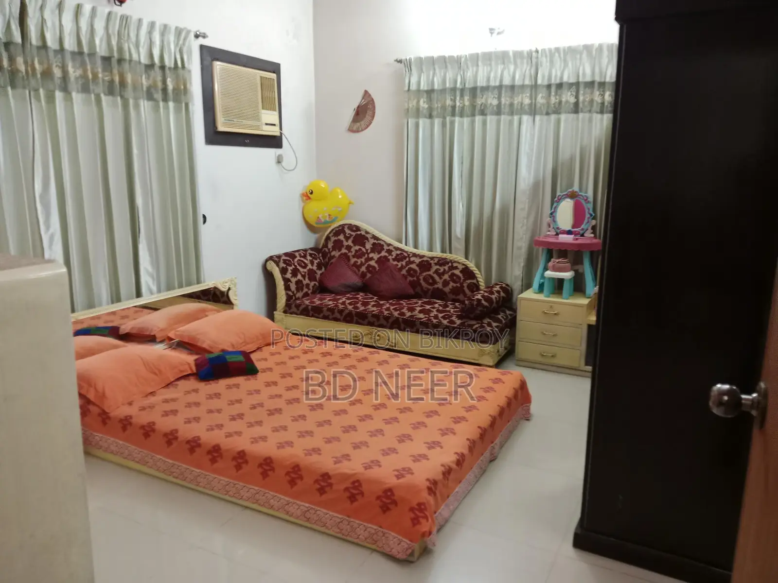 good looking semi furnish 3 Bed room apt rent in Gulshan