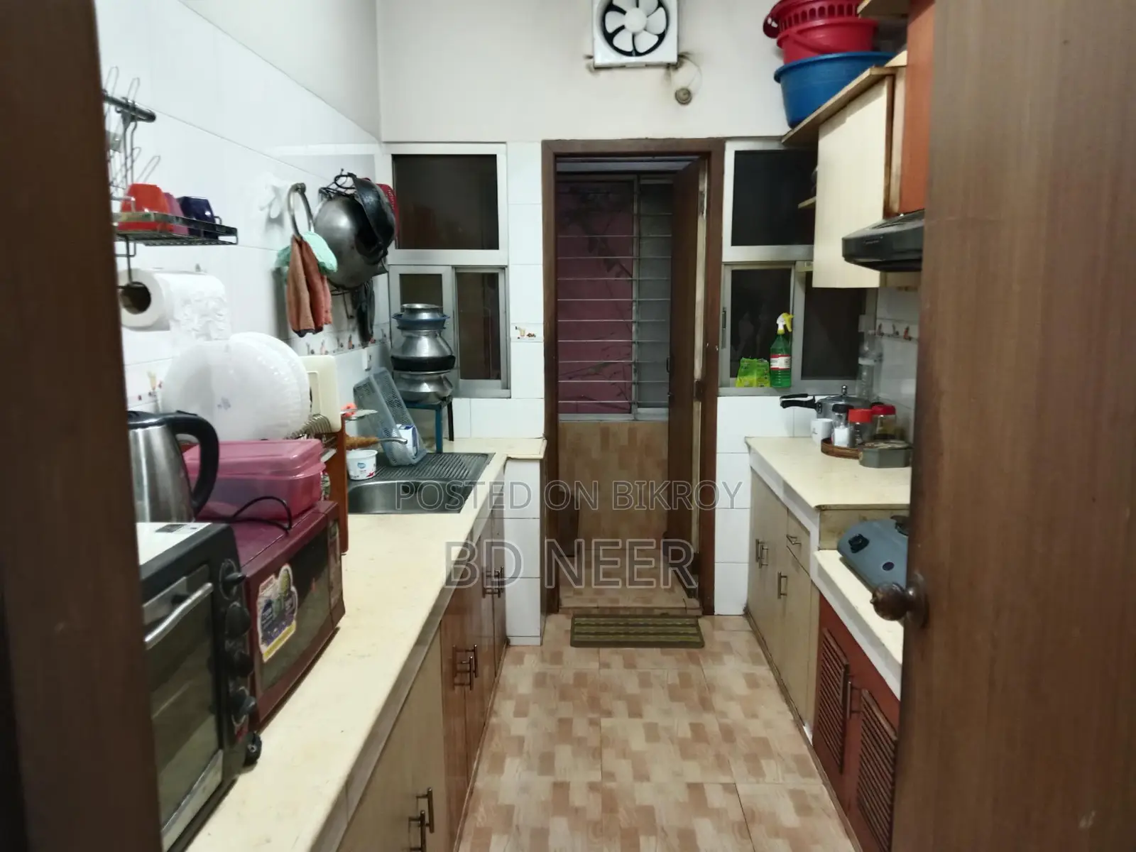 good looking semi furnish 3 Bed room apt rent in Gulshan