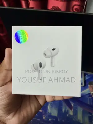 Selling new Apple Earbuds (Used)