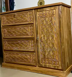 সেগুন কাঠের একটি ওয়ারড্রব বিক্রি করা হবে
