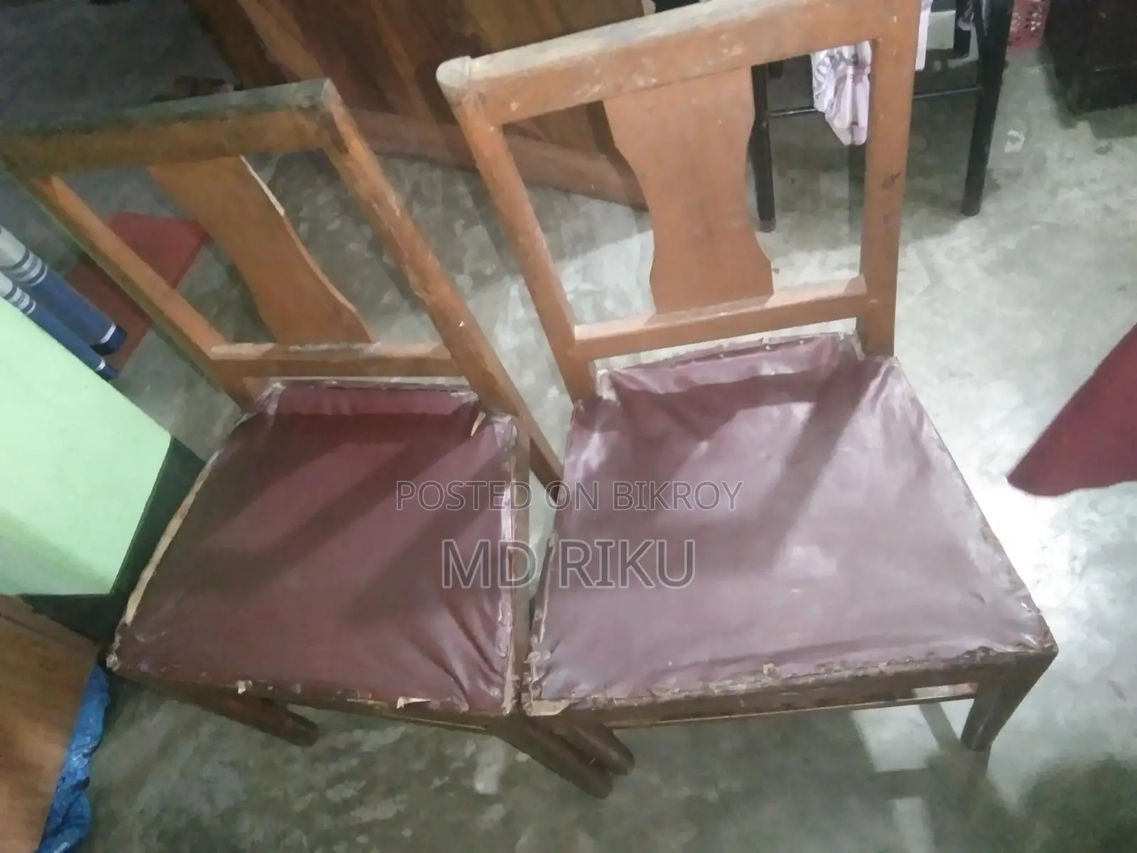 একটি সুন্দরী কাঠের ডাইনিং টেবিল ও তিনটা চেয়ার বিক্রি হবে