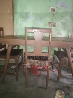 একটি সুন্দরী কাঠের ডাইনিং টেবিল ও তিনটা চেয়ার বিক্রি হবে