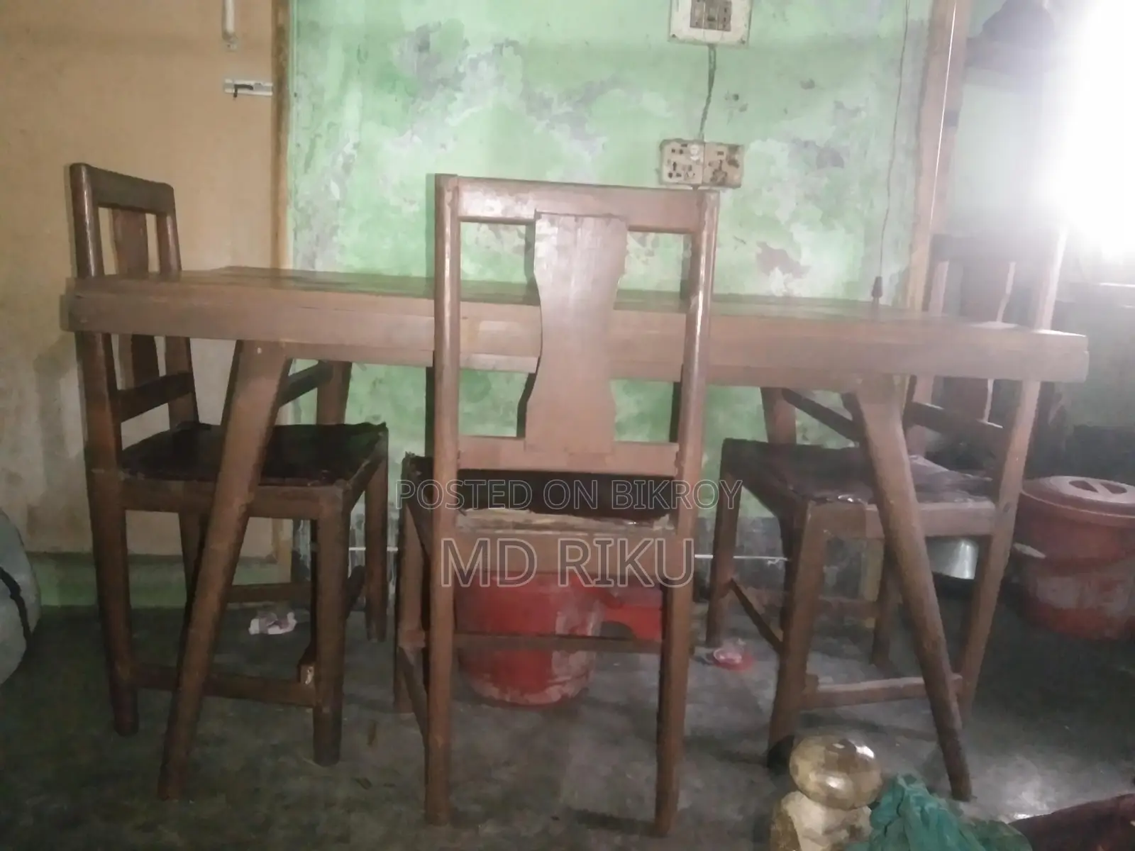 একটি সুন্দরী কাঠের ডাইনিং টেবিল ও তিনটা চেয়ার বিক্রি হবে