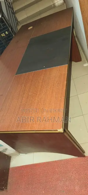 অফিস টেবিল
