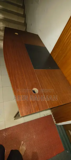 অফিস টেবিল