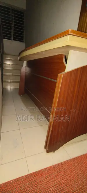 অফিস টেবিল