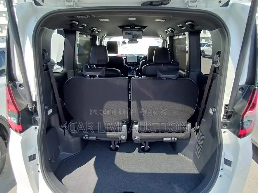 Toyota Noah hybrid 2022