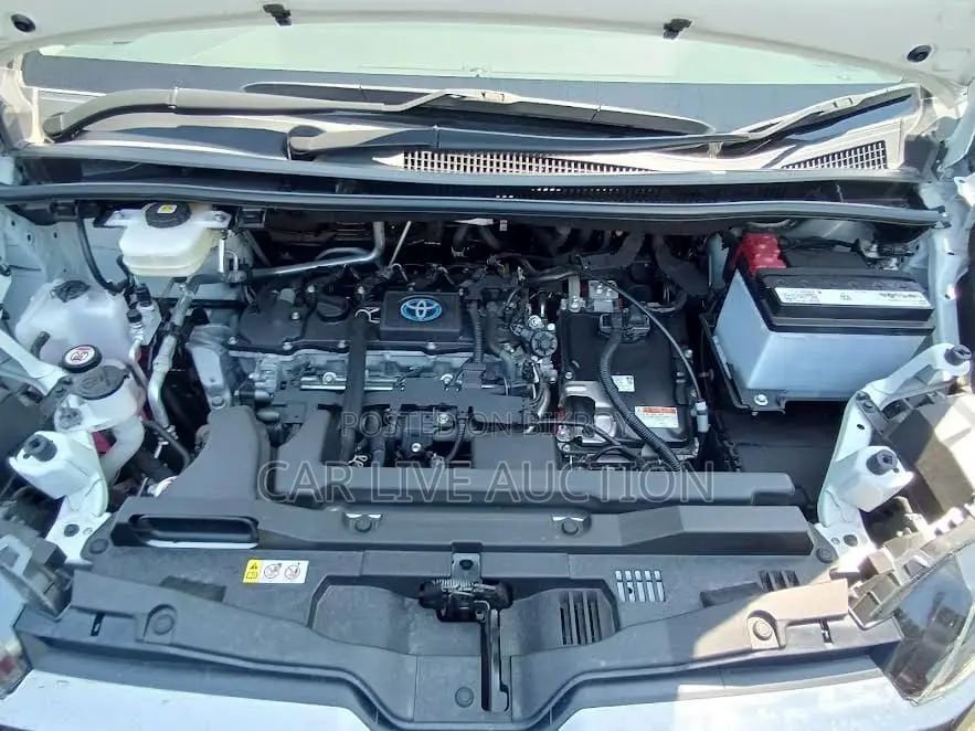 Toyota Noah hybrid 2022