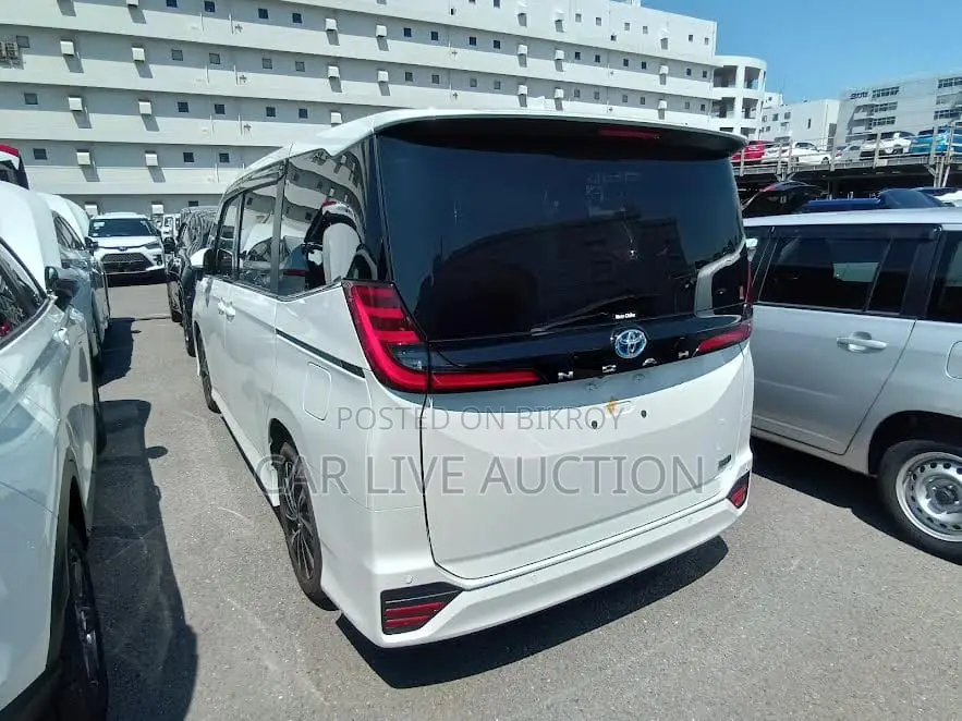 Toyota Noah hybrid 2022