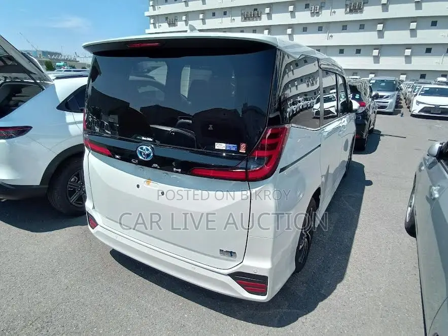 Toyota Noah hybrid 2022