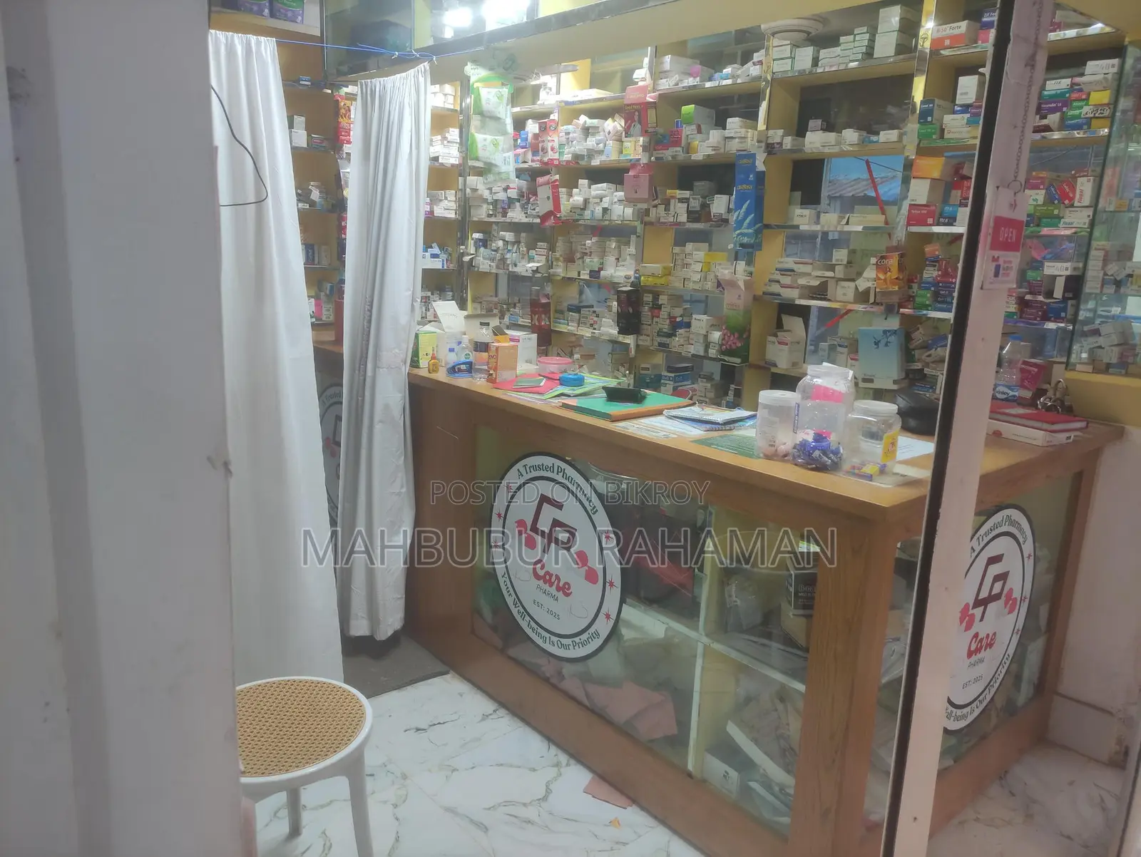 দোকানের সম্পুর্ন ডেকরেশন এবং আসবাব পত্র