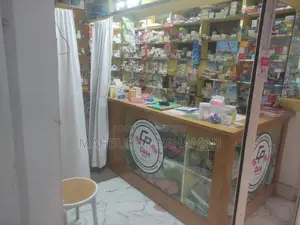 দোকানের সম্পুর্ন ডেকরেশন এবং আসবাব পত্র