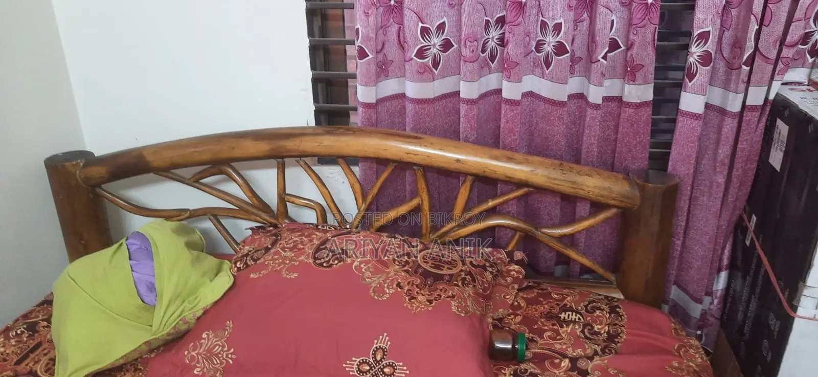 ব্যবহৃত মজবুত খাট।