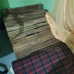 টেবিল চেয়ার এবং খাট বিক্রি করা হবে