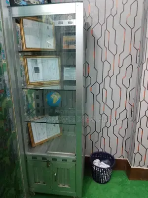 দোকানের দুটি অ্যালুমিনিয়াম র‍্যাক বিক্রি করা হবে